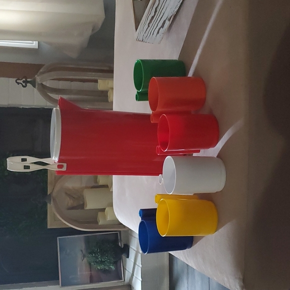 Vintage Ingrid Chicago plastic travel pitcher with 6 cups - Picture 3 of 5